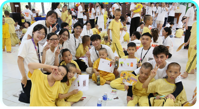 Thành viên AIESEC cùng các em nhỏ tại hoạt động World’s Largest Lesson